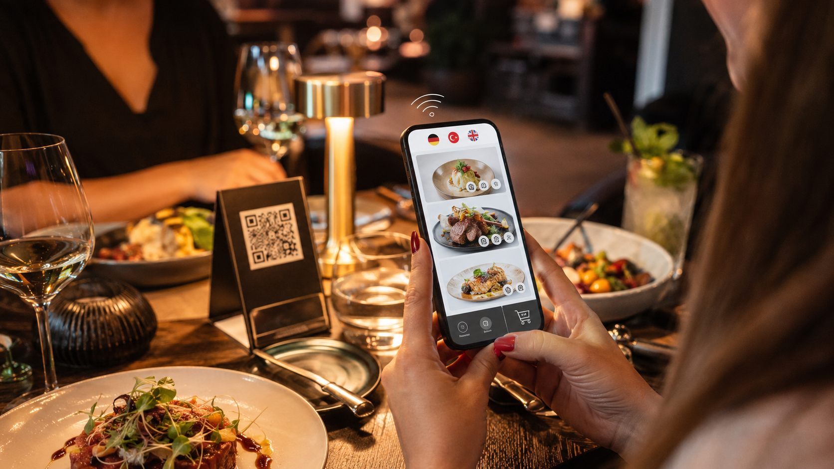 Gast scannt QR-Code am Tisch mit dem Smartphone