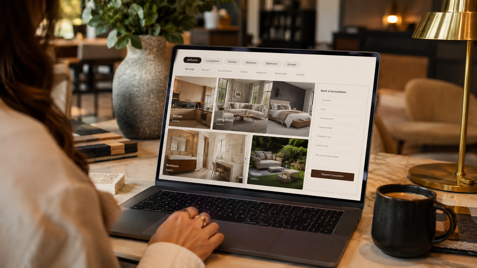 Online-Showroom mit Galerie pro Kategorie — Küche, Wohnen, Schlafen — mit Direkt-Anfrage