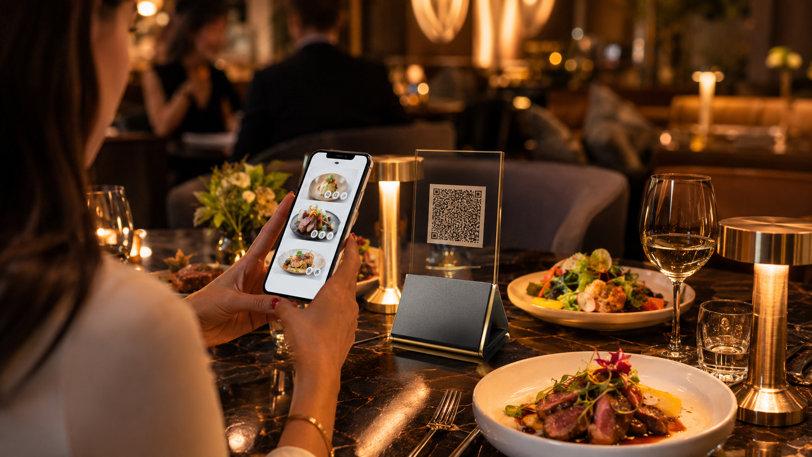 QR-Code-Aufsteller auf einem Restauranttisch mit Hand am Smartphone